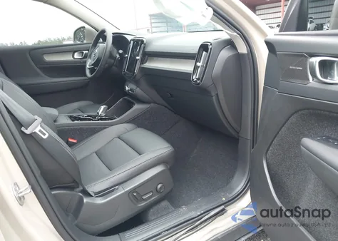 2025 Volvo Xc40 B5 Ultra Bright Theme z USA, uszkodzony, nr VIN YV4L12UF2S2519060